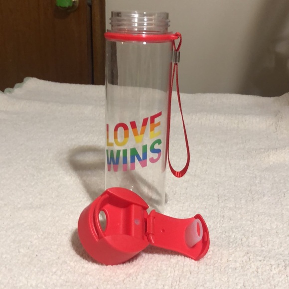 Water bottle Love Wins with red cap - Picture 2 of 4